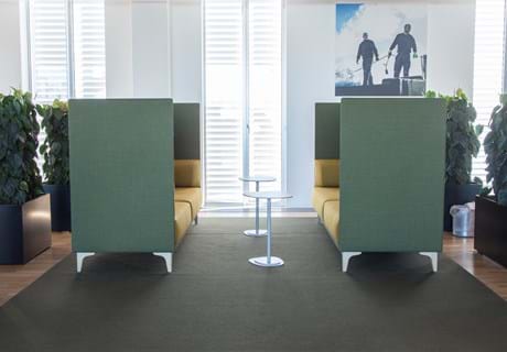 løst tæppe i filt på kontor